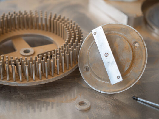 Detailaufnahme eines Maschinenteils mit Führungsstiften in der SEEWALD Produktion zur Tabletten- oder Kapselherstellung