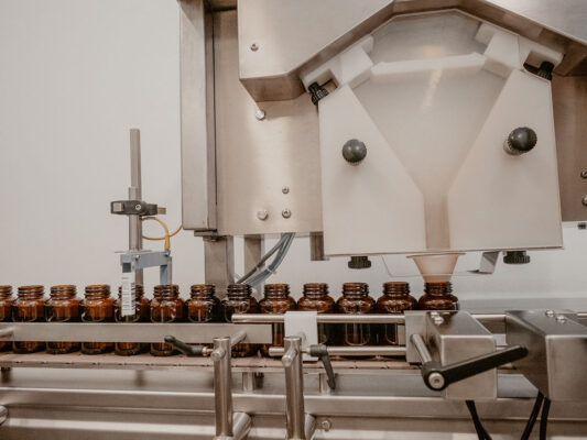 Abfüllanlage für Braunglasflaschen in der SEEWALD Lohnproduktion für Nahrungsergänzungsmittel