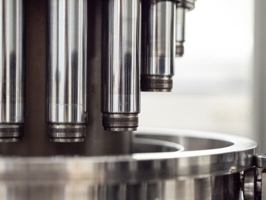 Detailaufnahme einer Abfüllmaschine aus Edelstahl in der SEEWALD Produktion